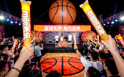 mile米乐为某国际品牌打造的篮球主题营销活动现场，人群热烈